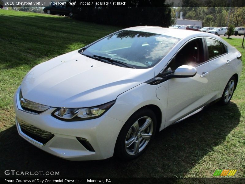 Front 3/4 View of 2018 Volt LT