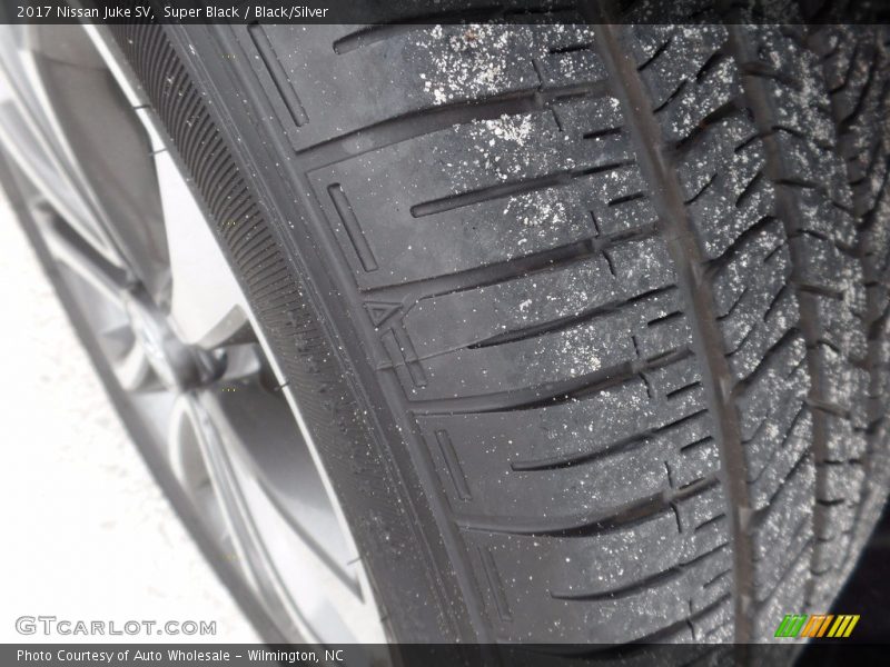 Super Black / Black/Silver 2017 Nissan Juke SV