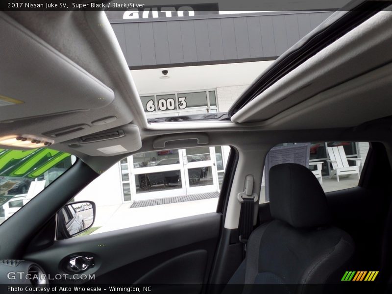 Super Black / Black/Silver 2017 Nissan Juke SV