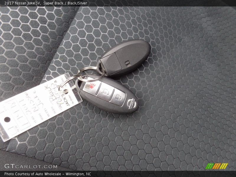 Super Black / Black/Silver 2017 Nissan Juke SV