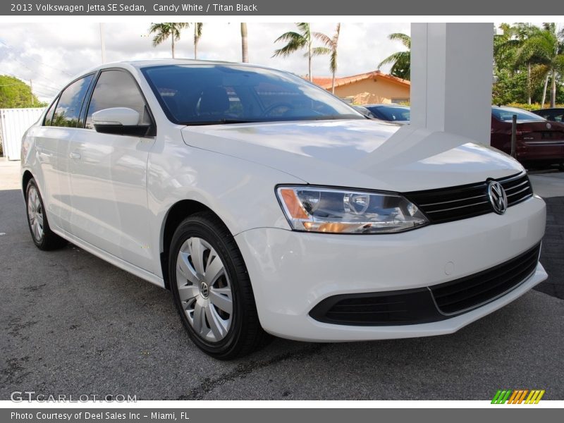 Candy White / Titan Black 2013 Volkswagen Jetta SE Sedan