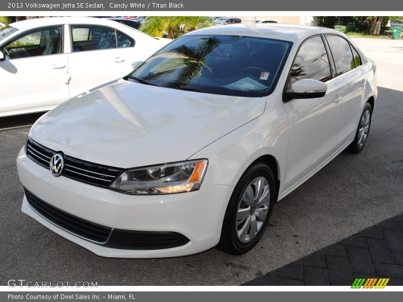 Candy White / Titan Black 2013 Volkswagen Jetta SE Sedan