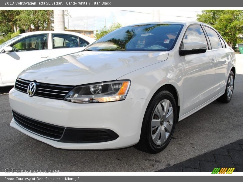 Candy White / Titan Black 2013 Volkswagen Jetta SE Sedan