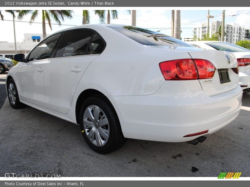 Candy White / Titan Black 2013 Volkswagen Jetta SE Sedan