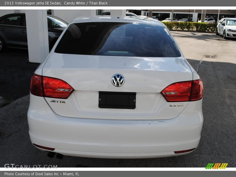 Candy White / Titan Black 2013 Volkswagen Jetta SE Sedan
