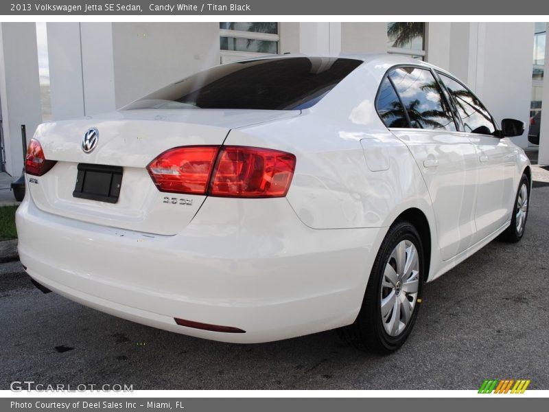 Candy White / Titan Black 2013 Volkswagen Jetta SE Sedan