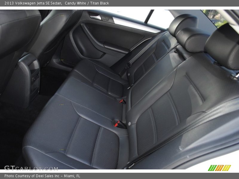 Candy White / Titan Black 2013 Volkswagen Jetta SE Sedan