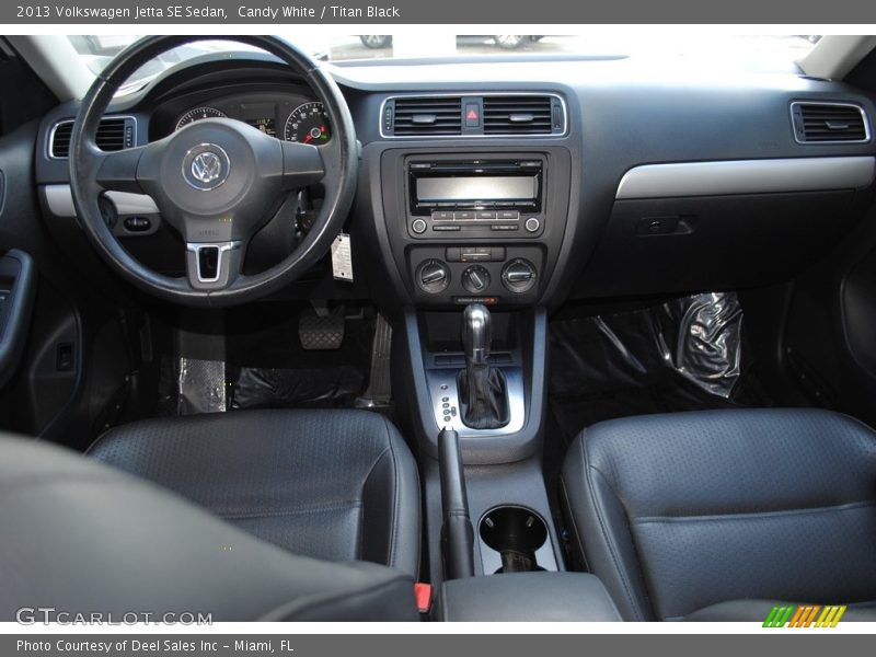 Candy White / Titan Black 2013 Volkswagen Jetta SE Sedan