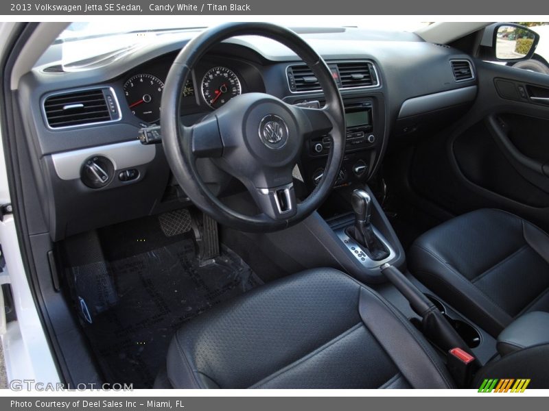 Candy White / Titan Black 2013 Volkswagen Jetta SE Sedan
