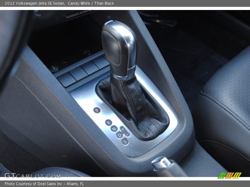 Candy White / Titan Black 2013 Volkswagen Jetta SE Sedan