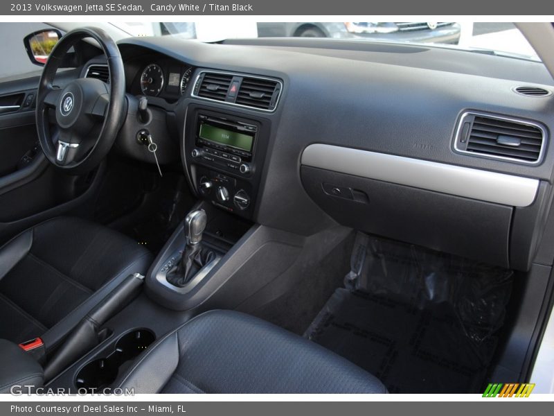 Candy White / Titan Black 2013 Volkswagen Jetta SE Sedan