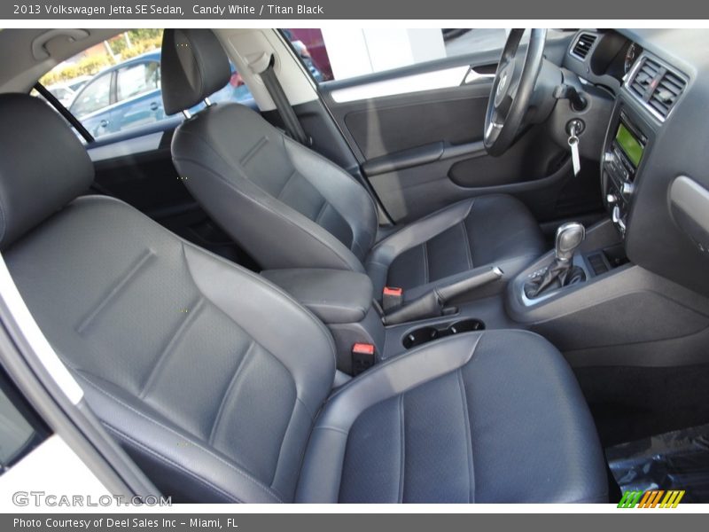 Candy White / Titan Black 2013 Volkswagen Jetta SE Sedan