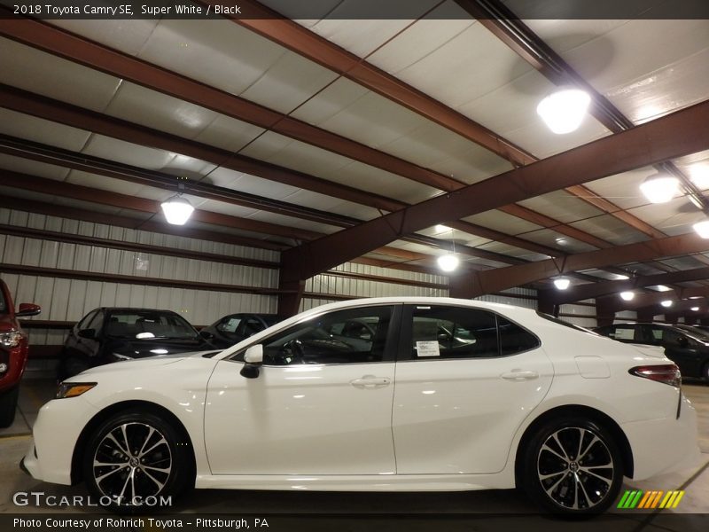 Super White / Black 2018 Toyota Camry SE