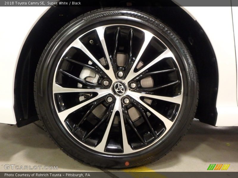 Super White / Black 2018 Toyota Camry SE