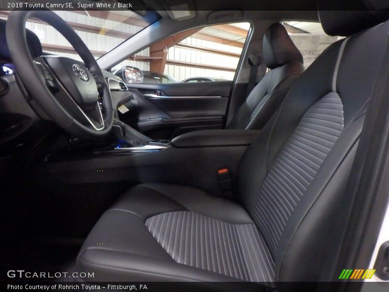 Super White / Black 2018 Toyota Camry SE
