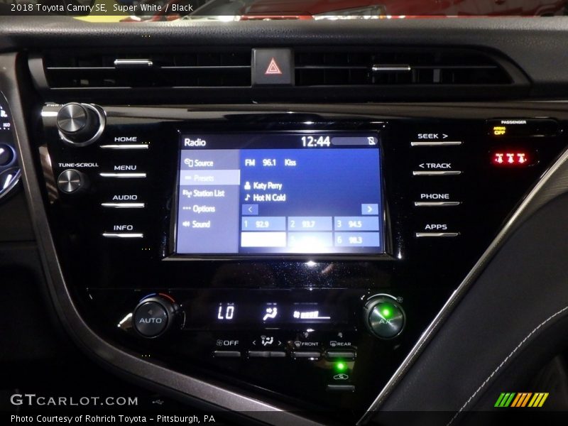 Super White / Black 2018 Toyota Camry SE
