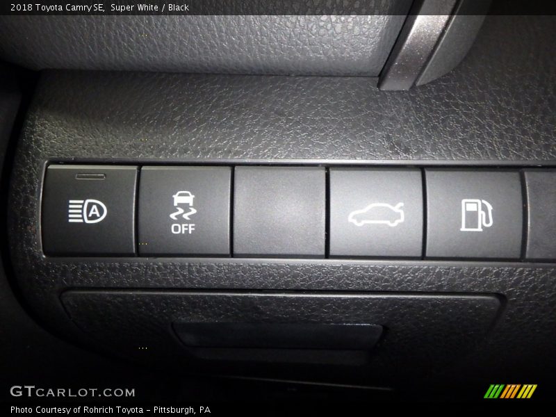 Super White / Black 2018 Toyota Camry SE