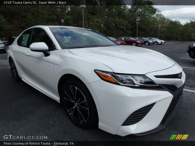 Super White / Black 2018 Toyota Camry SE