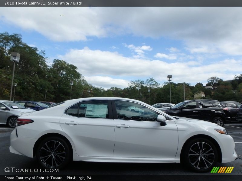 Super White / Black 2018 Toyota Camry SE