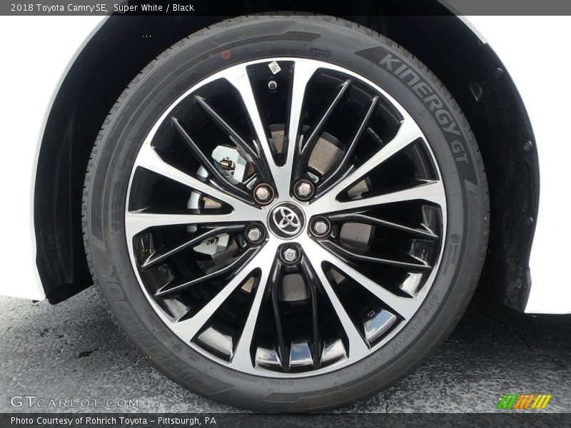 Super White / Black 2018 Toyota Camry SE