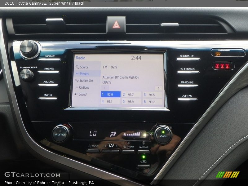 Super White / Black 2018 Toyota Camry SE