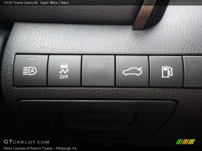 Super White / Black 2018 Toyota Camry SE