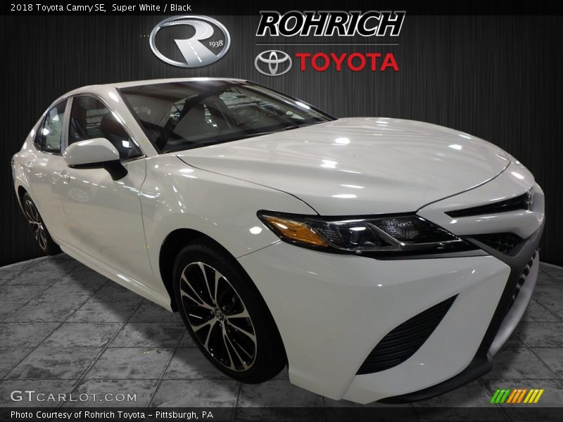 Super White / Black 2018 Toyota Camry SE