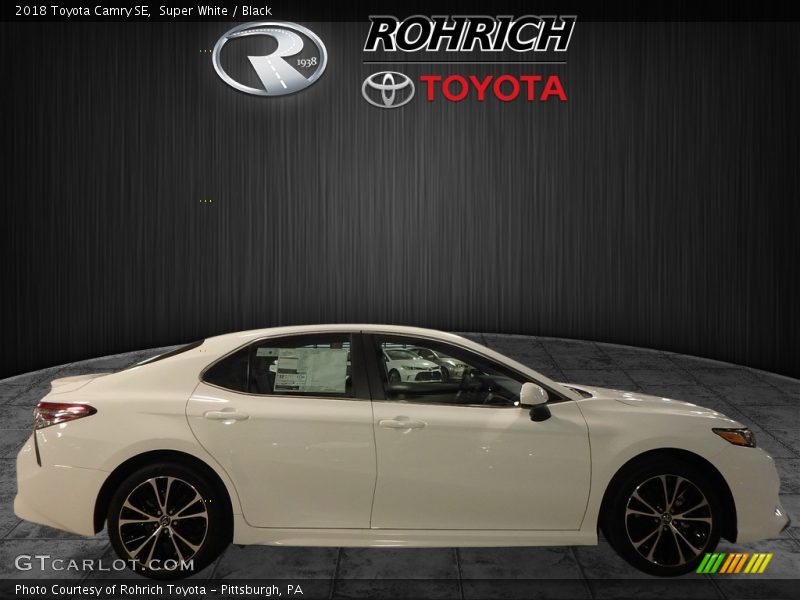 Super White / Black 2018 Toyota Camry SE