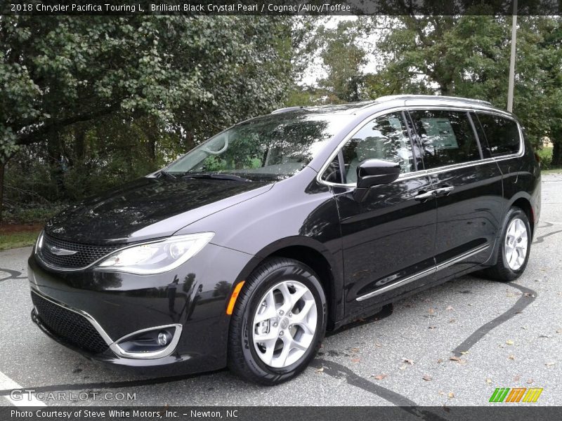 Front 3/4 View of 2018 Pacifica Touring L