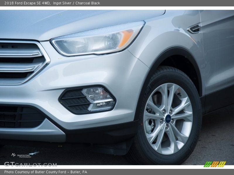 Ingot Silver / Charcoal Black 2018 Ford Escape SE 4WD