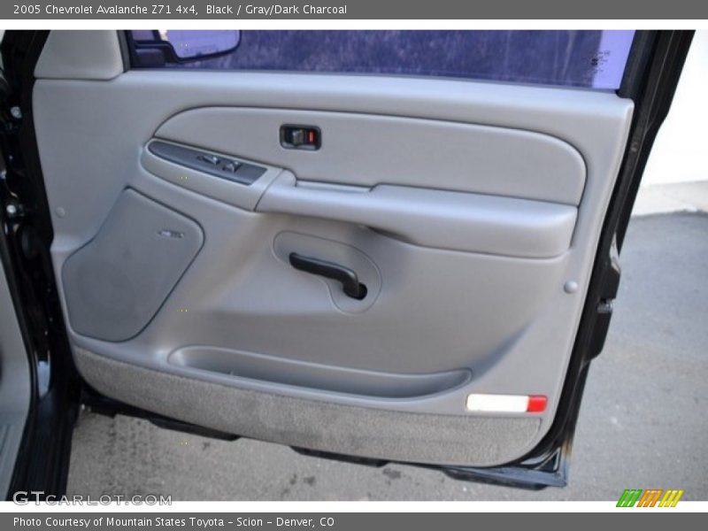 Black / Gray/Dark Charcoal 2005 Chevrolet Avalanche Z71 4x4