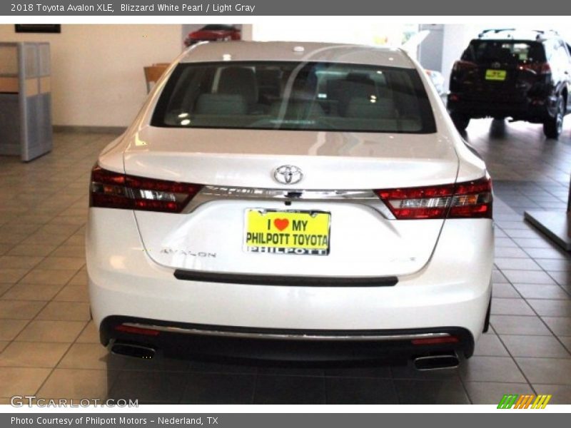 Blizzard White Pearl / Light Gray 2018 Toyota Avalon XLE