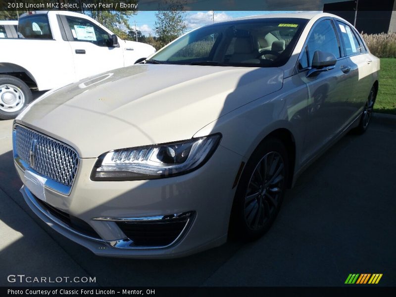 Front 3/4 View of 2018 MKZ Select