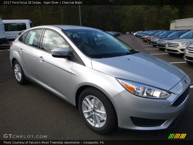 Ingot Silver / Charcoal Black 2017 Ford Focus SE Sedan