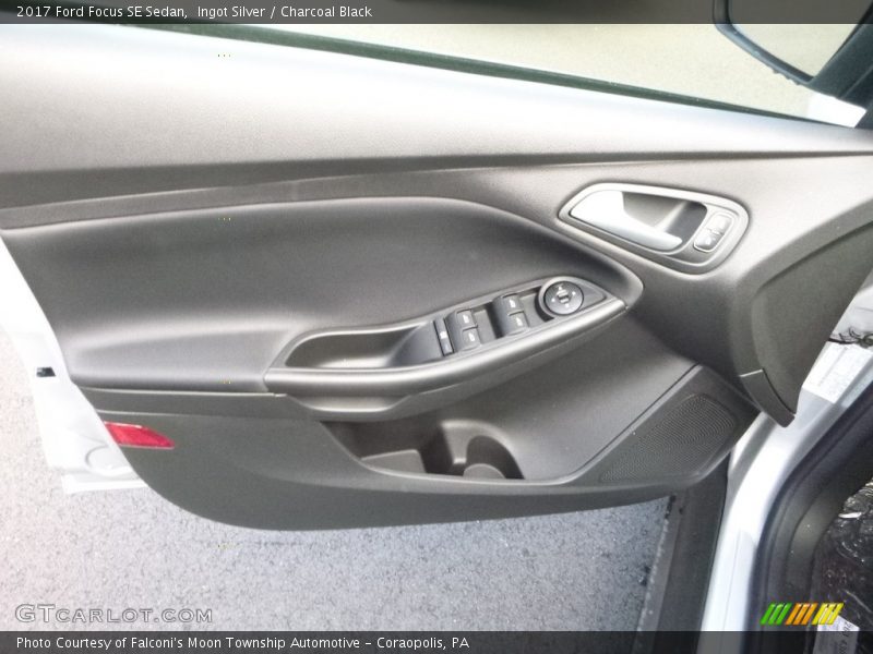 Ingot Silver / Charcoal Black 2017 Ford Focus SE Sedan