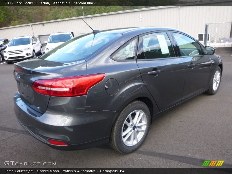 Magnetic / Charcoal Black 2017 Ford Focus SE Sedan