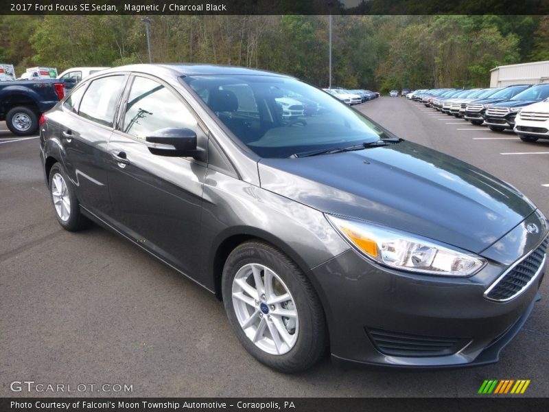 Magnetic / Charcoal Black 2017 Ford Focus SE Sedan