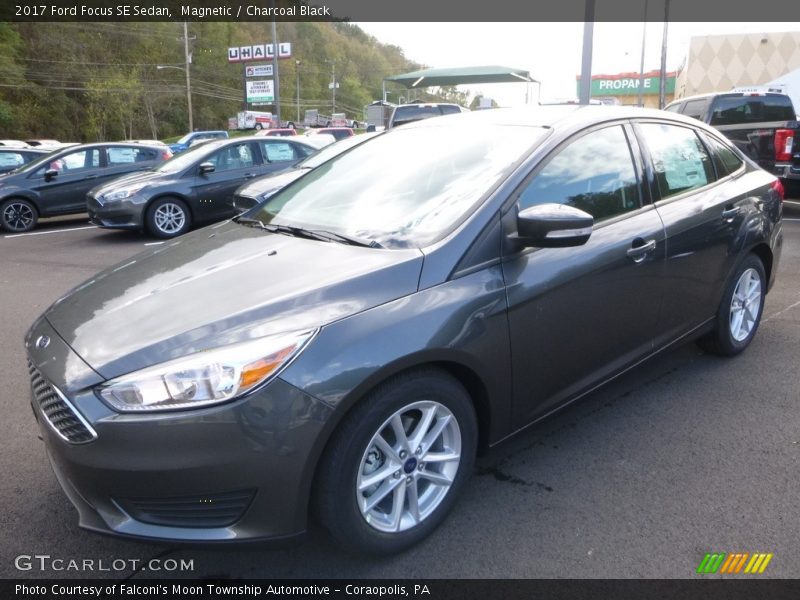 Magnetic / Charcoal Black 2017 Ford Focus SE Sedan