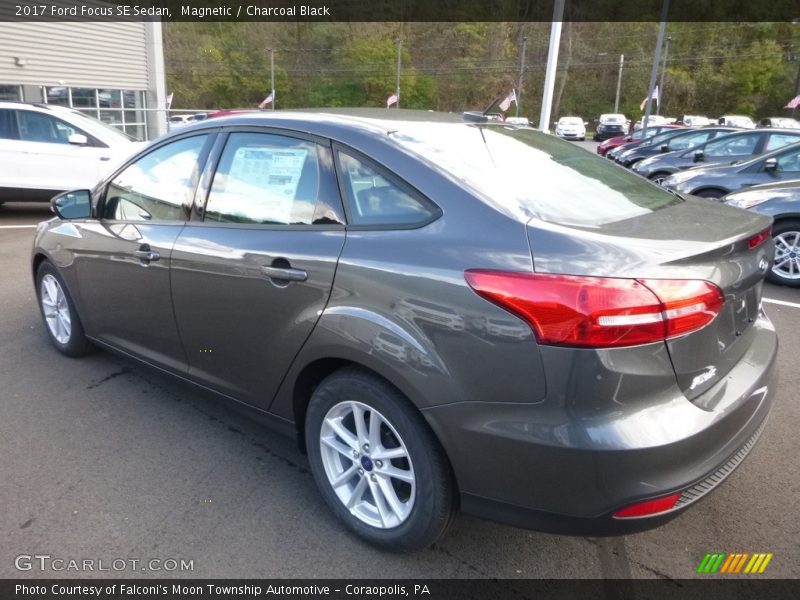 Magnetic / Charcoal Black 2017 Ford Focus SE Sedan