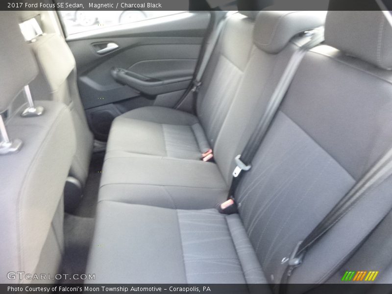 Magnetic / Charcoal Black 2017 Ford Focus SE Sedan