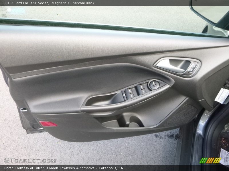 Magnetic / Charcoal Black 2017 Ford Focus SE Sedan