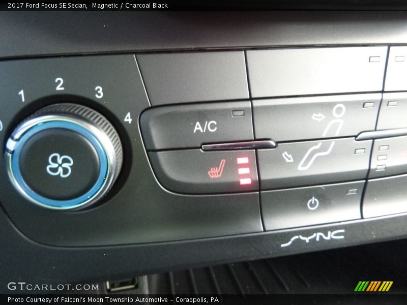 Magnetic / Charcoal Black 2017 Ford Focus SE Sedan