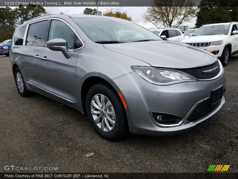Front 3/4 View of 2018 Pacifica Touring L