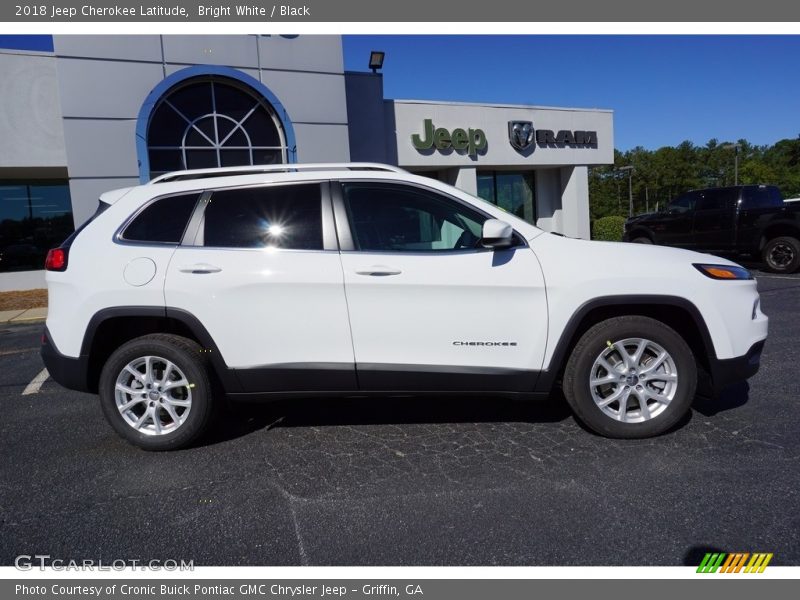 Bright White / Black 2018 Jeep Cherokee Latitude