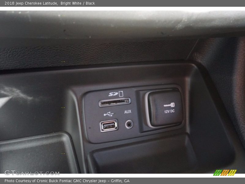 Bright White / Black 2018 Jeep Cherokee Latitude