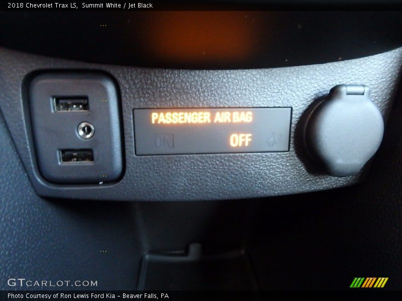 Summit White / Jet Black 2018 Chevrolet Trax LS