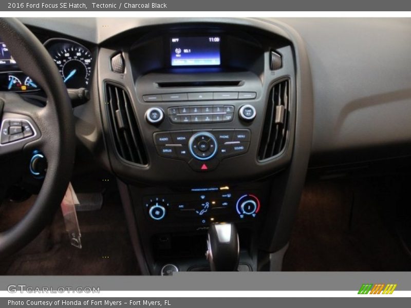 Tectonic / Charcoal Black 2016 Ford Focus SE Hatch