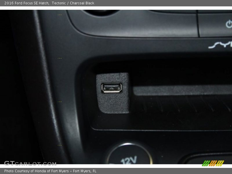 Tectonic / Charcoal Black 2016 Ford Focus SE Hatch
