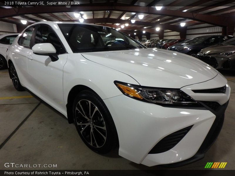 Super White / Black 2018 Toyota Camry SE