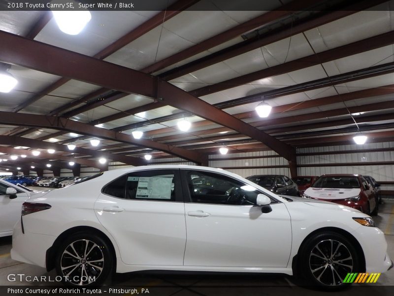 Super White / Black 2018 Toyota Camry SE